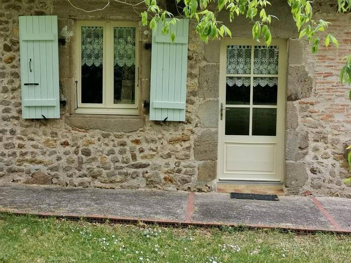 Location de vacances pour 4 personnes, avec vue ainsi que jardin et piscine à Suaux - 2
