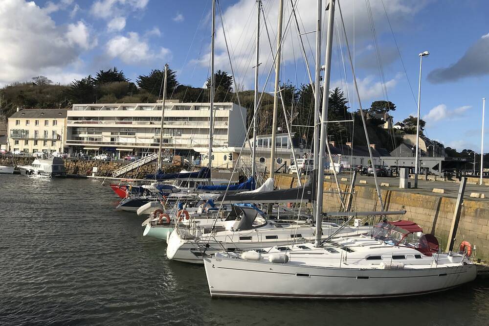 Appartement entier, Très Belle Vue Du Port , De La Mer Depuis L’Appartement Très Clair et Du Balcon. in Binic, Côte de Goëlo