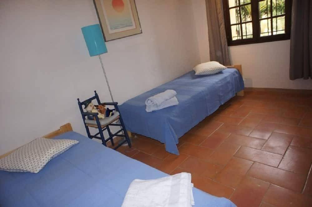 Traditional  Family Villa A/C, 3 bedrooms, sleeps 6, easy walk to the village in Callas, Draguignan region