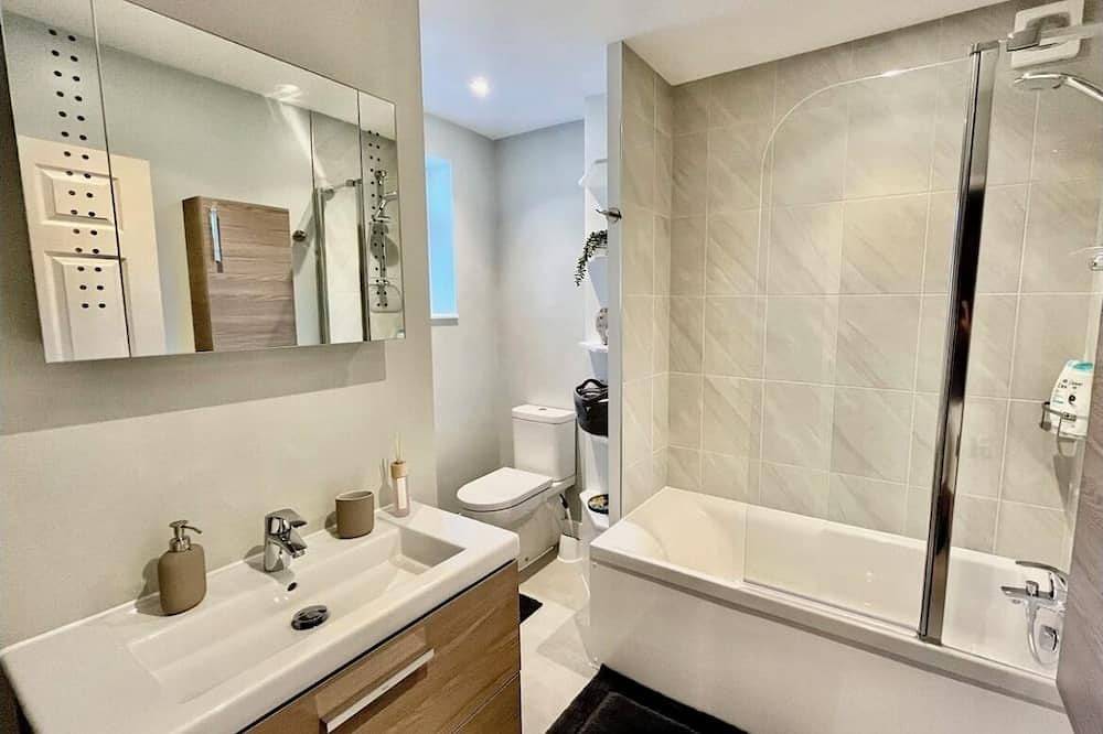 3 Bed, 2 Bath House with parking & Garden, Brooklands Weybridge Sw London in Woking, Surrey