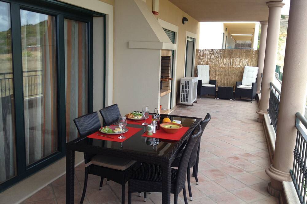 Appartamento intero, Luxury 2 Bed / 2 Bath Apartment, A / C, Wifi Gratuito, Piscina, a 5 Minuti Dalla Spiaggia in Praia do Burgau, Parque Natural do Sudoeste Alentejano e Costa Vicentina