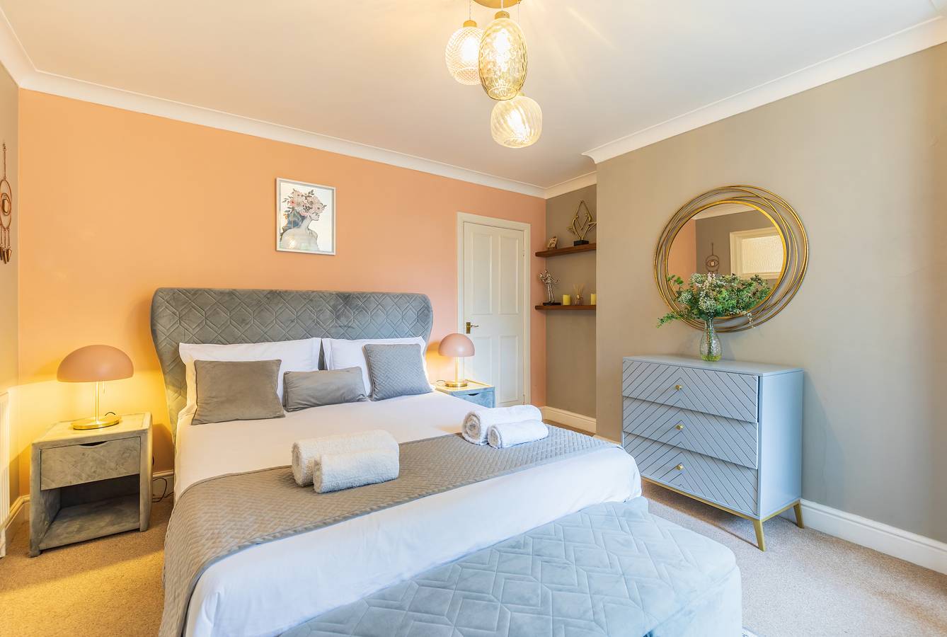 Entire holiday apartment, Seafront Apartment Private Garden & Free Parking in Littlehampton, West Sussex