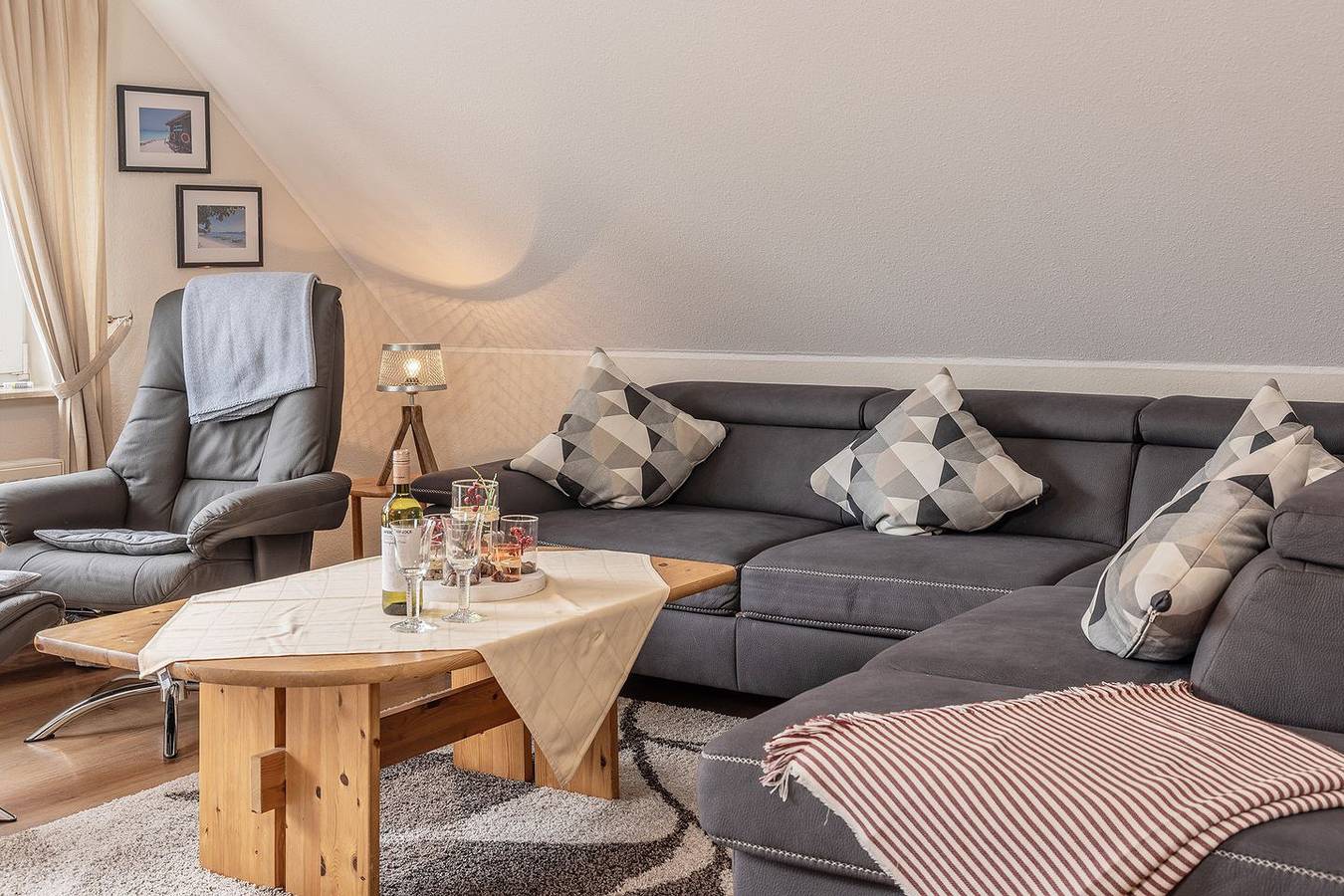 Ganze Wohnung, Sensationell in jeglicher Hinsicht: Die Obergeschosswohnung bietet für 2 bis 3 Personen ein gemütliches Ambiente und gleichzeitig bei guter Sicht einen tollen Blick bis zu den Inseln Wangerooge und Spiekeroog. Außerdem liegt das Feriendomizil direkt am Yachthafen von Harlesiel. in Harlesiel Strand, Harlesiel