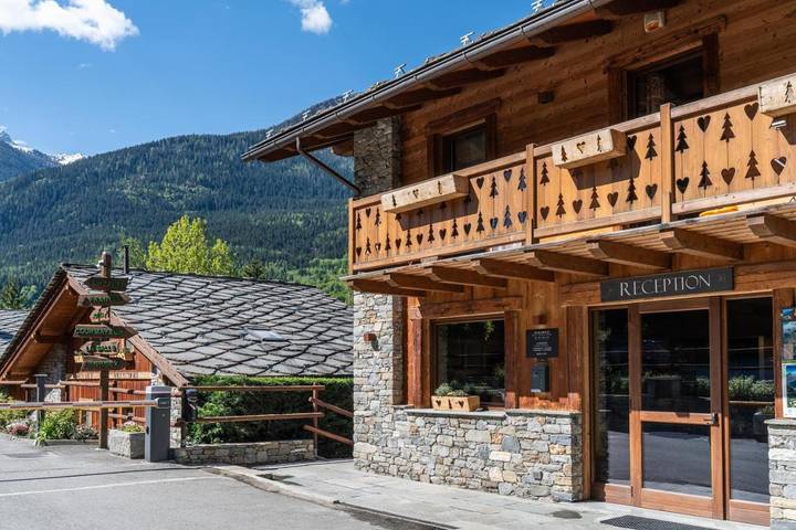 Parque de vacaciones para 2 personas, con Balcón y Jacuzzi además de Terraza y Jardín en Comune di La Salle