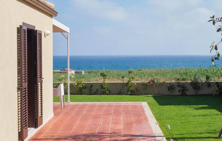 Apartamento con vistas al mar, aire acondicionado, aparcamiento, terraza y WiFi - 1 km de la playa de Maganuco in Marina di Modica, Módica