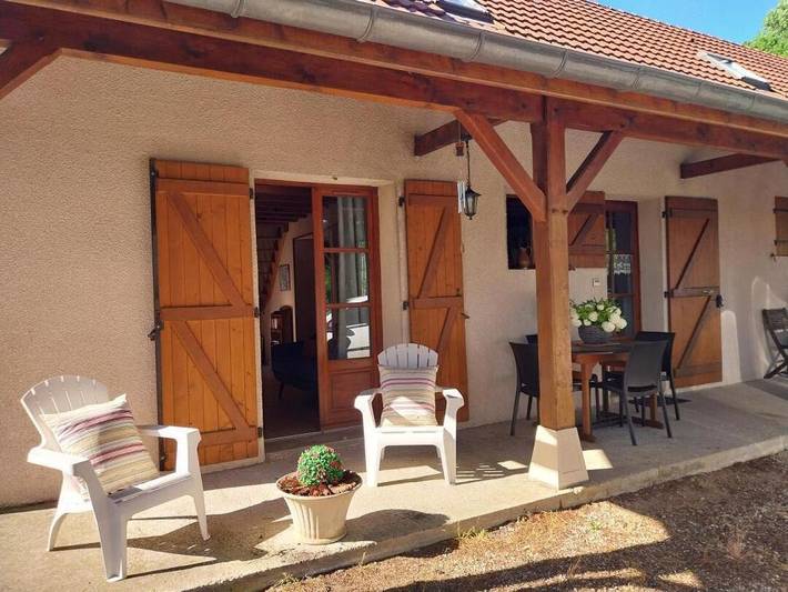 Gîte pour 4 personnes, avec jardin dans Tronchy