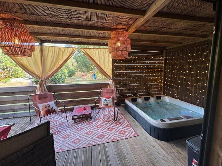 Gîte pour 2 personnes, avec terrasse et jacuzzi à Arsac