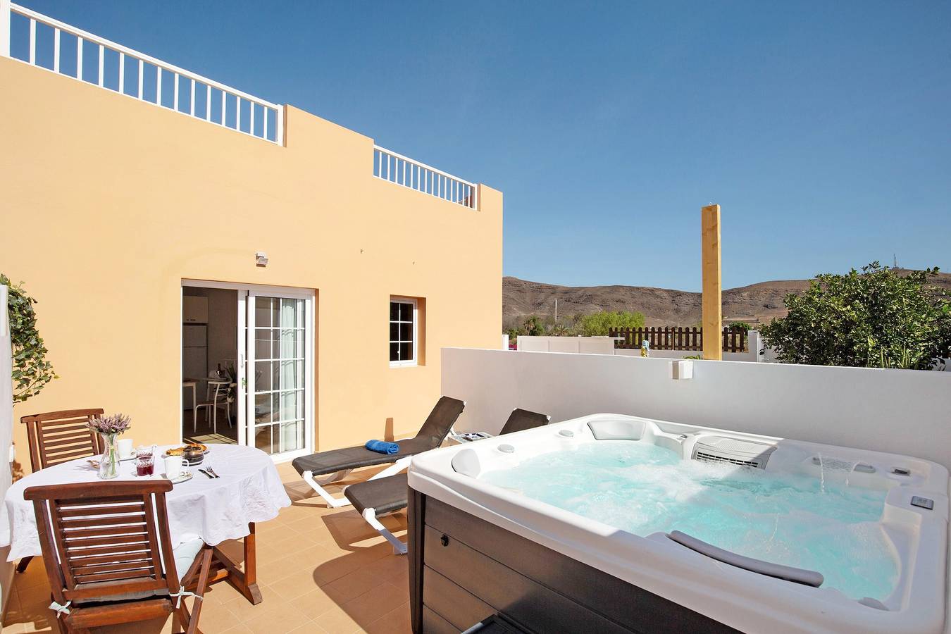 Apartamento entero, Apartamento de vacaciones 'El Naranjo Con Jacuzzi' con terraza privada, jardín privado y Wi-Fi in Tarajalejo, Tuineje