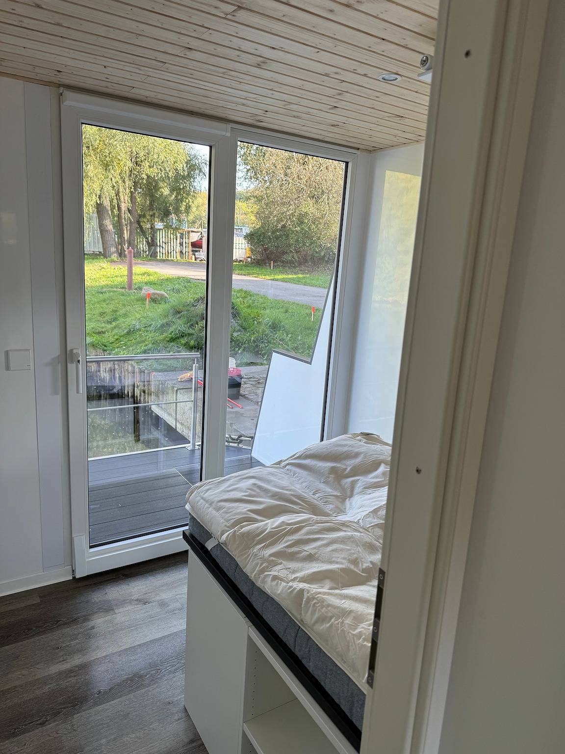 Hausboot 'Kitilou' mit Seeblick, privater Terrasse und Wi-Fi in Flessenow, Lübstorf