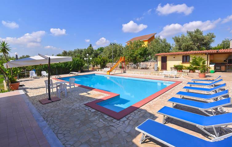 Accogliente appartamento 2BR | Solarino 2km | Parcheggio, piscina & WiFi in Solarino, Siracusa e dintorni