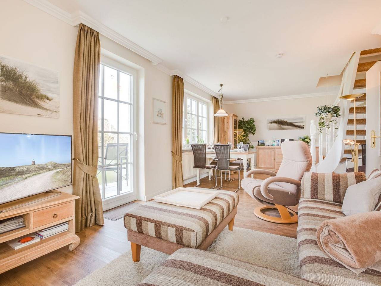Ganze Ferienwohnung, Haus am Meer, Strandmuschel - Unmittelbar am Strand gelegenes, sehr großzügiges 3-Raum-Appartement im Og&Dg. in Wenningstedt, Sylt