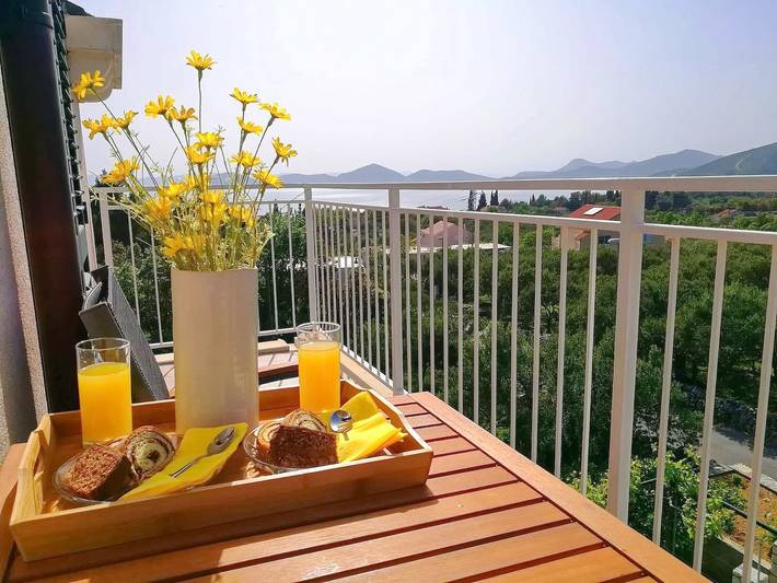Apartamento de vacaciones para 6 personas, con jardín además de balcón y vistas al mar - 1