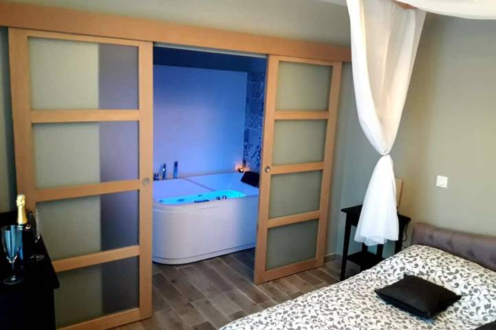 Air-conditioned villa with heated pool just for you! in Mirabel-aux-Baronnies, Nyons region