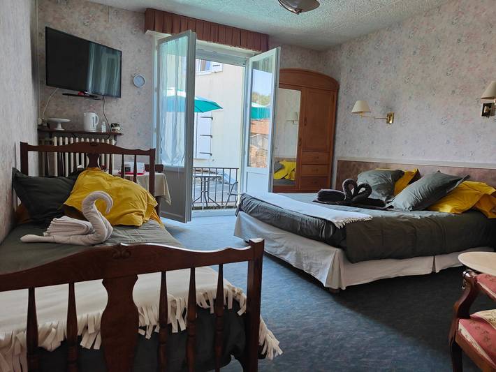 Chambre pour 3 personnes, avec balcon et jacuzzi ainsi que jardin et sauna - 1