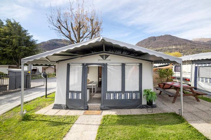 Camping pour 4 personnes, avec piscine et bassin pour enfant ainsi que vue et jardin, animaux acceptés dans Lac de Côme