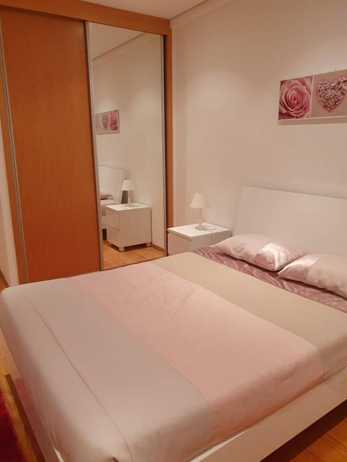 Appartamento intero, Appartamento 'T3 - Sao Pedro 2' con vista mare, Wi-Fi e aria condizionata in São Miguel Island, Ponta Delgada