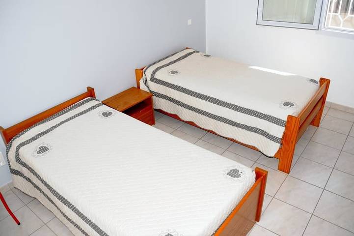 Gîte pour 4 personnes, avec terrasse ainsi que piscine et jardin à Paradou - 2