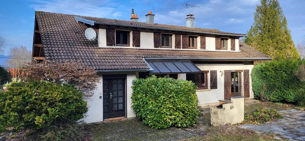Gîte pour 5 personnes, avec terrasse ainsi que vue et jardin, animaux acceptés à Évette-Salbert