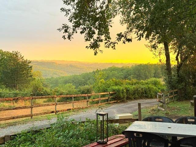 Location de vacances pour 4 personnes, avec piscine ainsi que vue et jardin à Saint-Aubin-de-Nabirat - 2
