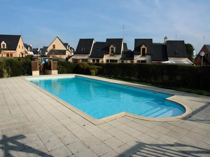 Appartement de vacances pour 4 personnes, avec terrasse ainsi que jardin et piscine, adapté aux familles