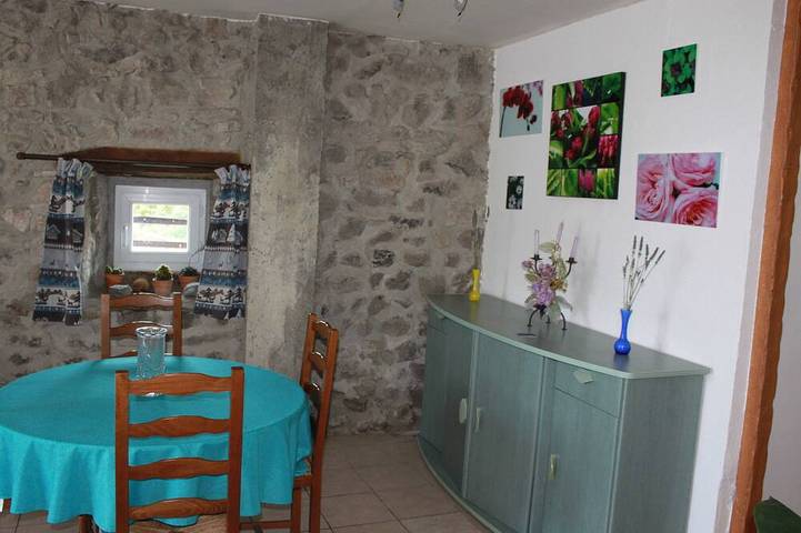 Gîte pour 4 personnes, avec jardin ainsi que terrasse et piscine dans Col De L Escrinet