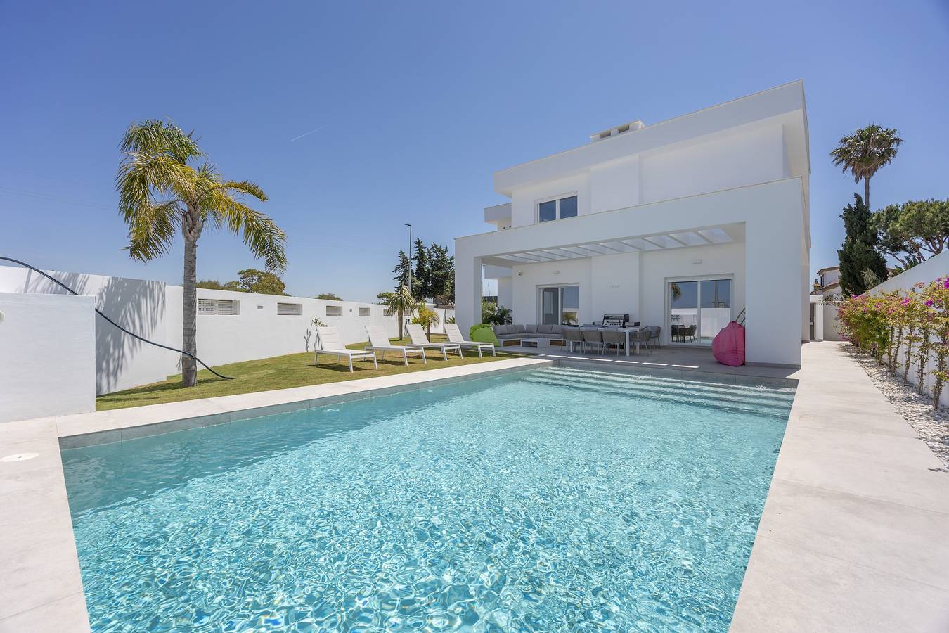 Villa 'Habana' com vista para o lago, Wi-Fi e ar condicionado in Sancti Petri, Chiclana de la Frontera