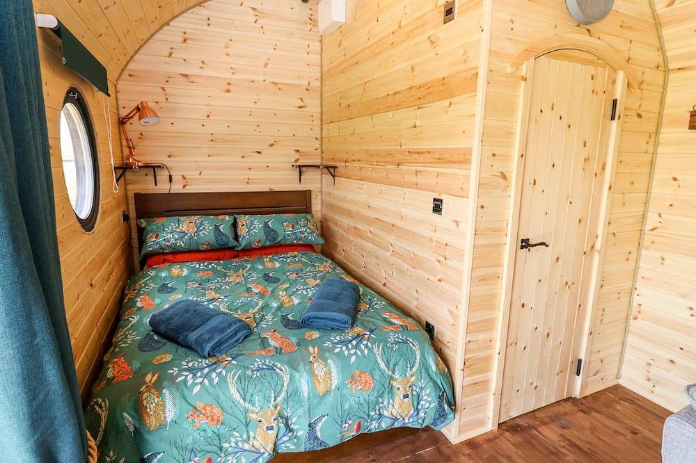 The Happy Valley Pod, romantic, with hot tub in Chipping Norton in Oxfordshire