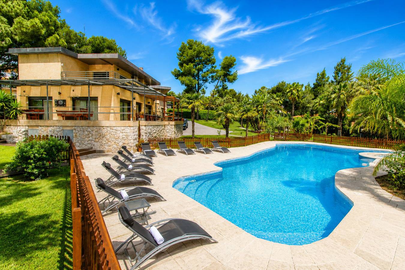 Piscina privada entre pinos mediterráneos in Cap Salou, Salou