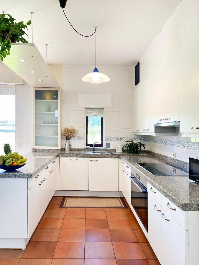 Location de vacances pour 9 personnes, avec terrasse ainsi que vue et jardin à Brión - 2