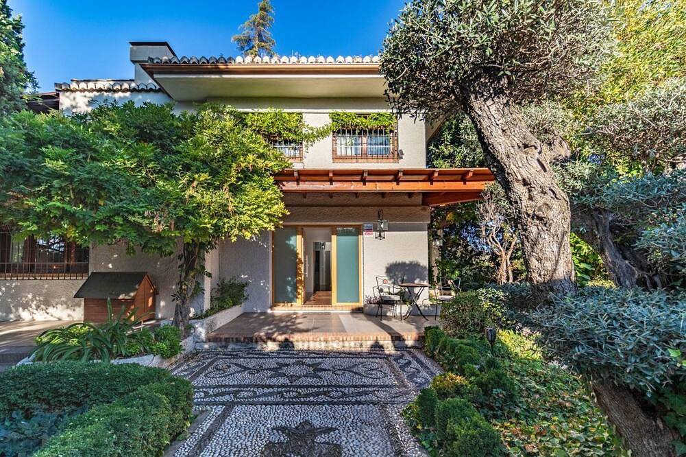¡Villa de Lujo! Piscina, jardín y Jacuzzi. Granada in Albolote, Provincia de Granada