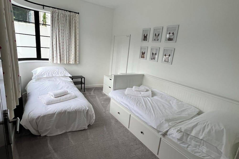 Contemporary 6-bedroom house with gym & Cinema & hot tub - sleep 18 in Truro, Cornualles