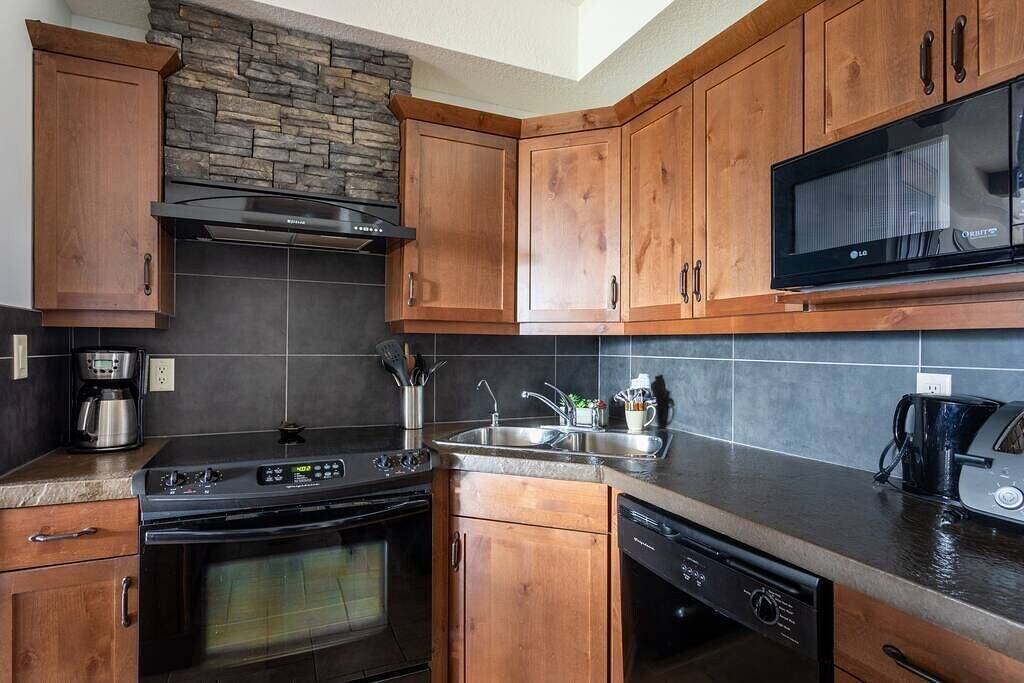 Ganze Wohnung, Sable Ridge View Suite - Fireplace - Pool - A/C in Radium Hot Springs, Kootenay-Nationalpark