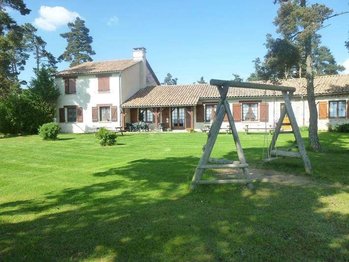 Location de vacances pour 2 personnes, avec piscine et vue ainsi que jardin et terrasse dans le Cantal