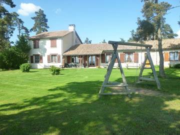 Chambre d’hôte pour 5 personnes, avec vue et terrasse ainsi que piscine et jardin dans le Cantal