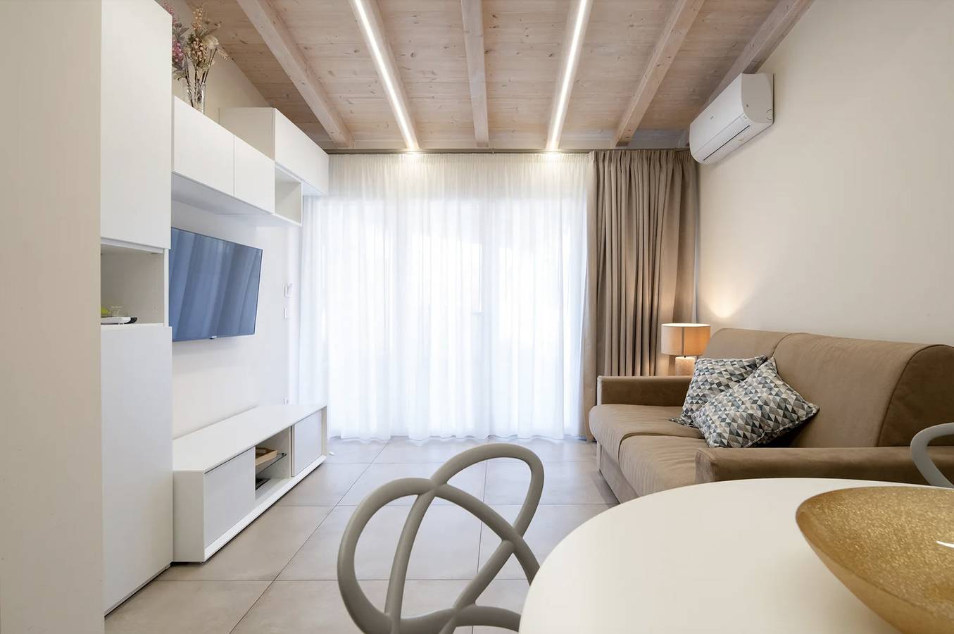 Appartamento intero, Appartamento 'Hera' con piscina condivisa, Wi-Fi e aria condizionata in Fontane Bianche, Cassibile