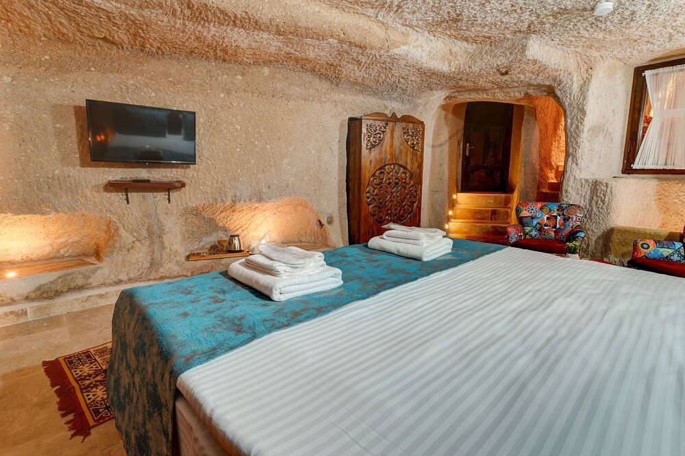 Balloon View Terrace in Cappadocia • Jacuzzi Cave Rooms • Unique Day & Night in Uçhisar, Nevşehir