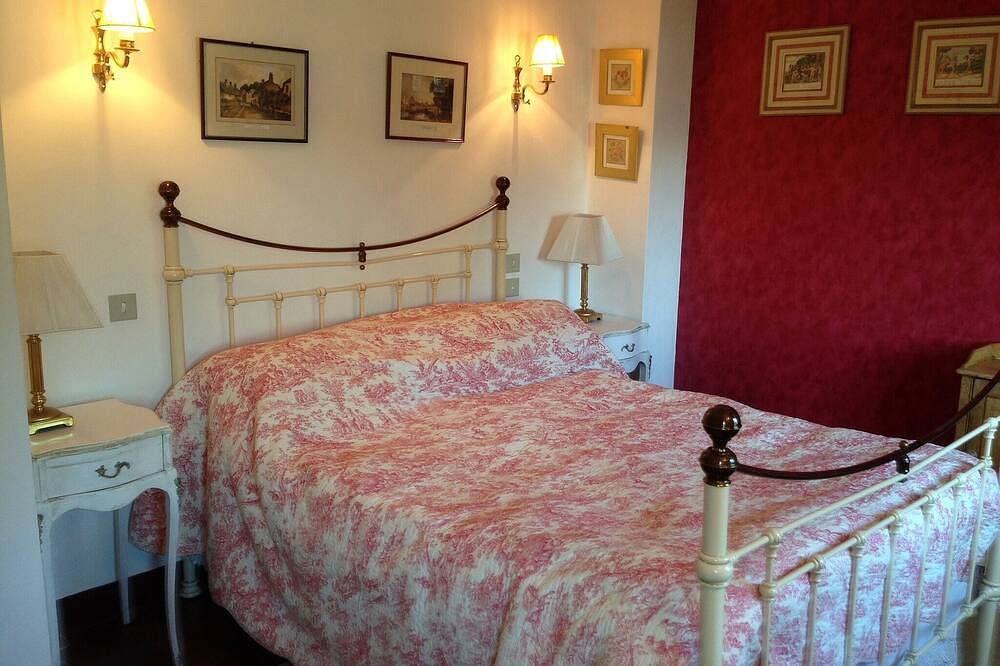 Perfect For Combined Families. Ideally situated, short walk to all amenities! in Barfleur, Cherbourg region
