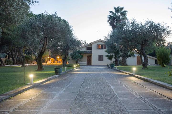 Villa pour 13 personnes, avec vue ainsi que jardin et piscine, adapté aux familles à Alghero - 2