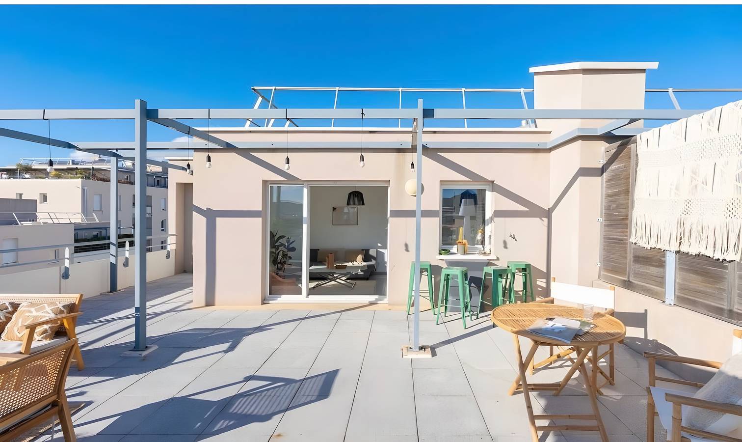 Appartement entier, Appartement « Calme 3 chambres avec terrasse sur le toit » et terrasse partagée in Marseille, Région de Marseille