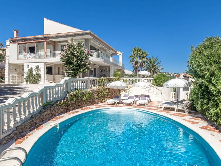 Appartement de vacances pour 12 personnes, avec terrasse ainsi que piscine et jardin, animaux acceptés à Roquebrune-sur-Argens