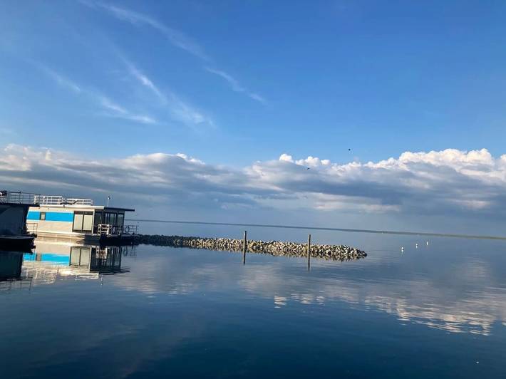 Hausboot für 3 Personen, mit Terrasse und Garten sowie Seeblick in Mecklenburgische Seenplatte - 2