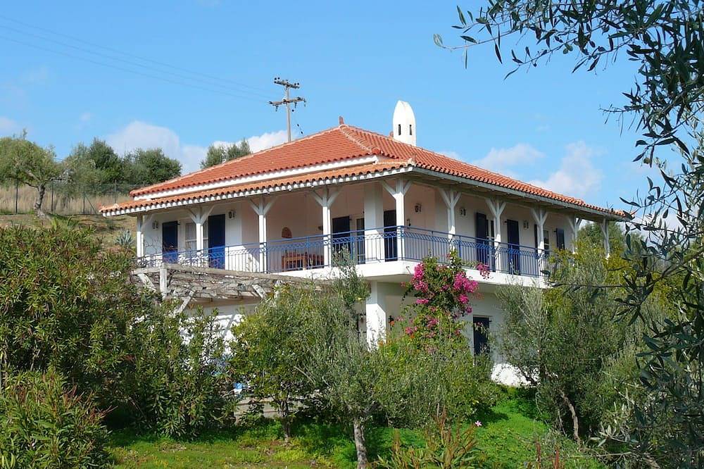 Villa-Hanni, traditionelles griechisches Ferienhaus mit Meerblick in Finikunda, in Finikounda, Messenien