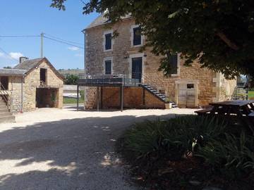 Gîte pour 15 personnes, avec terrasse et jardin à Sébrazac