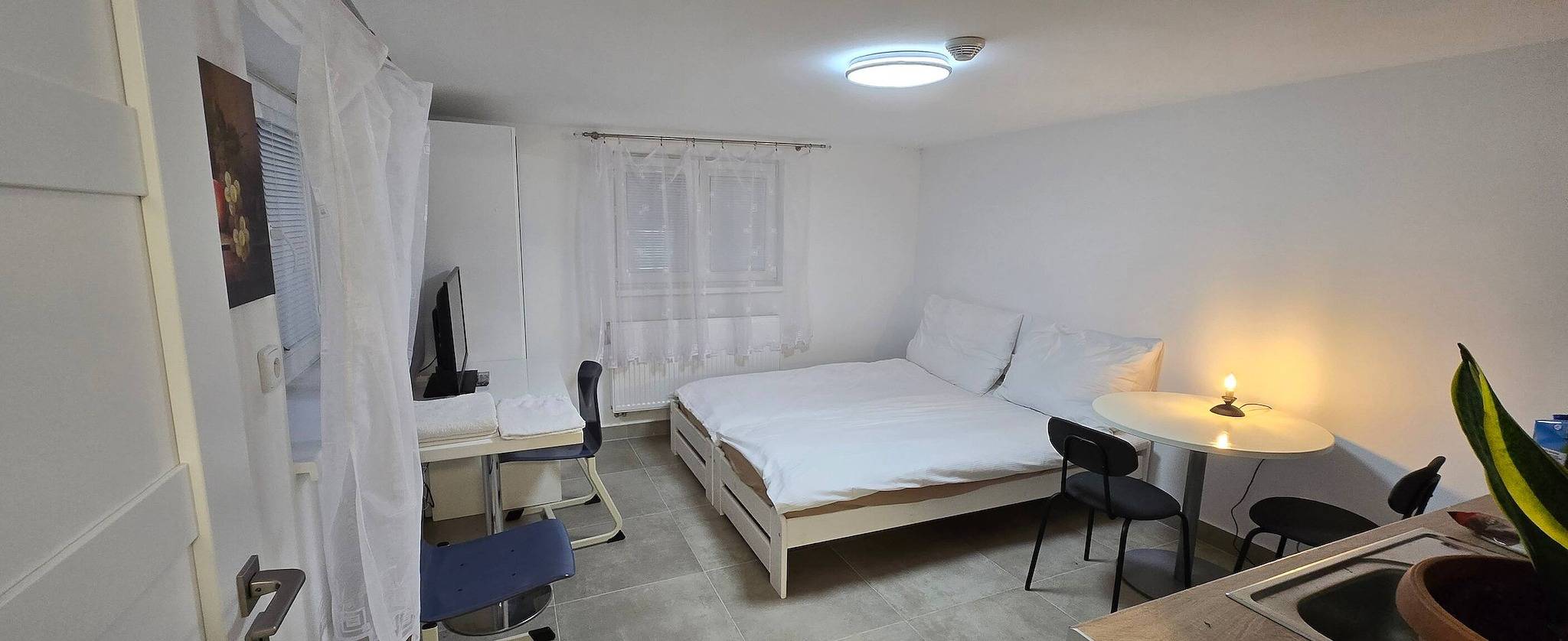 Entire apartment, Vu's Home-apartment Garden 30m2 in Prague, Central Bohemia