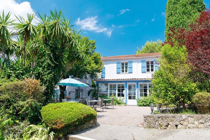 Hôtel pour 2 personnes, avec Terrasse ainsi que Jardin et Piscine