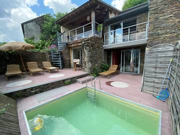 Gîte pour 6 personnes, avec balcon ainsi que vue et piscine à Sablières