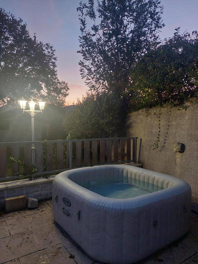 Maison d’hôte pour 4 personnes, avec vue ainsi que jardin et piscine dans Rhône - 2