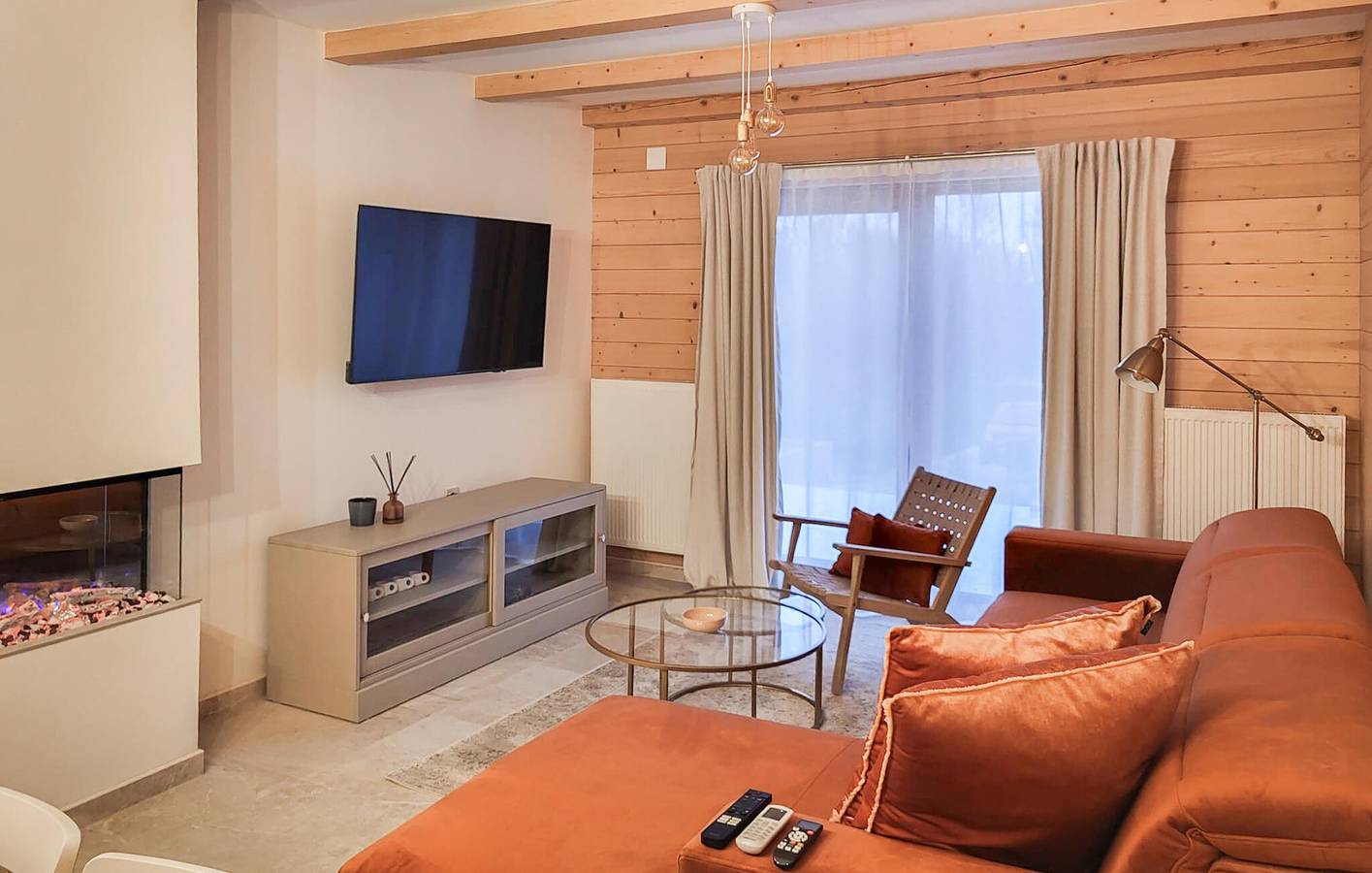 Charmante 190 m² große Wohnung mit Pool und Terrasse, 2 km vom Fluss Bogdanica entfernt in Gospitsch, Lika-Senj
