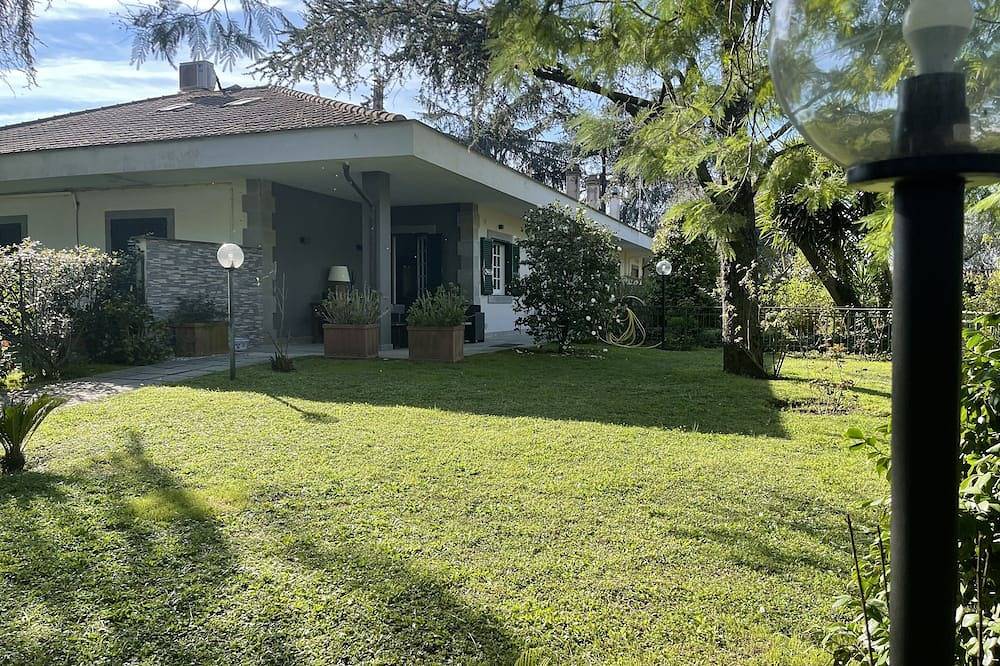 Delightful stylish house with private romantic garden in La Storta, Roma