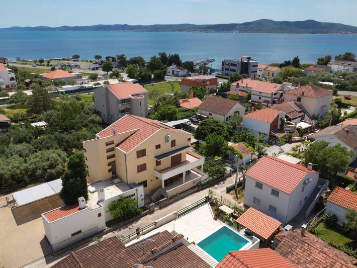 Ferienhaus für 8 Personen, mit Garten und Terrasse in Sukosan
